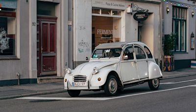 Une mythique Citroën 2 CV blanche part à la recherche du bonheur !