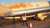 Activistas climáticos rocían pintura naranja en aviones privados en la pista donde se sospecha que aterrizó el jet de Taylor Swift