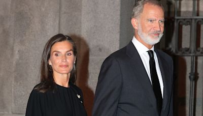 Los reyes Felipe y Letizia coinciden con don Juan Carlos en un funeral en Madrid un día después de despedir a Juan Gómez-Acebo