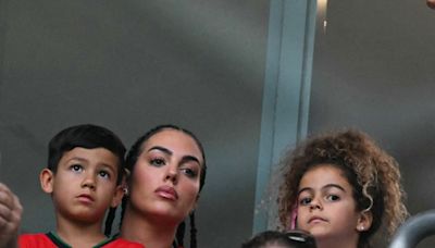 Georgina Rodríguez mit Kids bei Portugal-Niederlage im Stadion