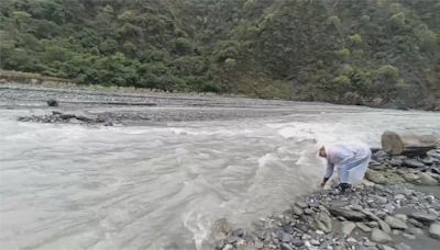 大雨沖毀哈尤溪河床便道 1200遊客行程取消