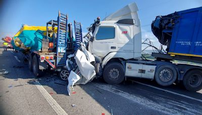 快訊/國道不平靜！國3北上194k「轎車遭2大車夾殺壓扁」駕駛不治