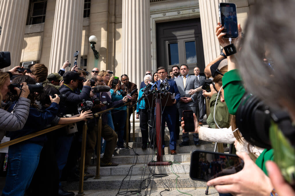 U.S. House speaker confronts anti-war protesters at Columbia University