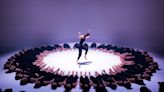 “Colossus”: cincuenta minutos, cincuenta bailarines y una propuesta hipnótica