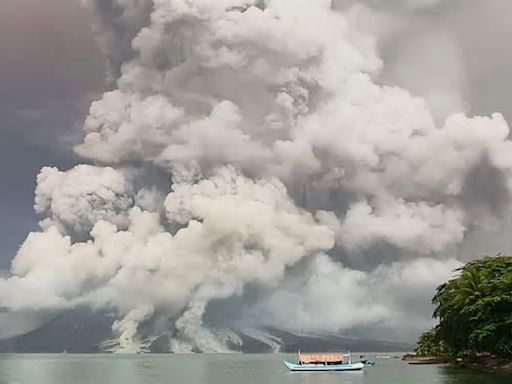 Sorge vor möglichem Tsunami Indonesischer Vulkan Ruang erneut ausgebrochen