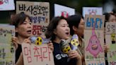 影/日本排放福島核廢水入海 南韓民眾不滿闖入日大使館抗議16人遭逮捕