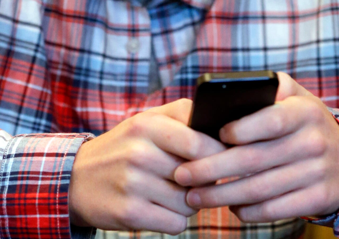 Dear Annie: My girlfriend’s dad needs to stop texting me all the time