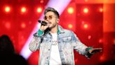 Panique au concert de Reykon : les cheveux du chanteur prennent feu en plein show