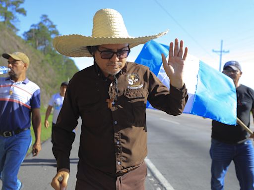 Presidenta de Honduras recibe a sacerdote que peregrinó 240 km por afectados de Eta e Iota