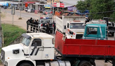 Transportistas bloquean carreteras por la falta de dólares y de combustible en Bolivia