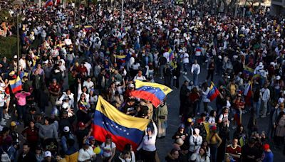 “Papelito por papelito”: oposición venezolana llama a regresar a los centros de votación para acompañar a testigos durante el escrutinio - La Tercera