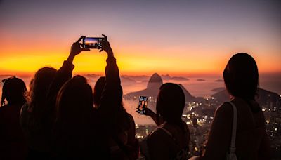 Turismo de madrugada? No Rio, visitantes lotam cartões postais para clicar o nascer do sol