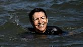 A pocos días de los Juegos Olímpicos, la alcaldesa de París se baña en el río Sena