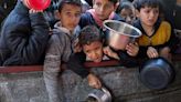 Los hambrientos de Gaza esperan ayuda pese a las muertes durante un reparto la semana pasada