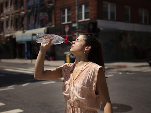 4 formas sencillas para refrescarse y enfriar el cuerpo rápidamente en una ola de calor agobiante