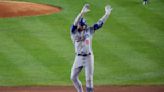 Dodgers manager Dave Roberts gives 3B Kiké Hernández a pass on fielding error during TV interview