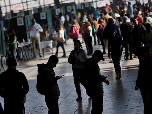 Independencia, Santiago y Estación Central: las comunas donde el voto migrante podría ser factor decisivo - La Tercera