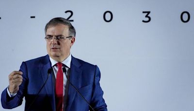 Ebrard abre la puerta a inversión privada para energías renovables