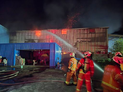 桃園大園倉儲深夜火警！廠內大量鋰電池、溶劑全面燃燒