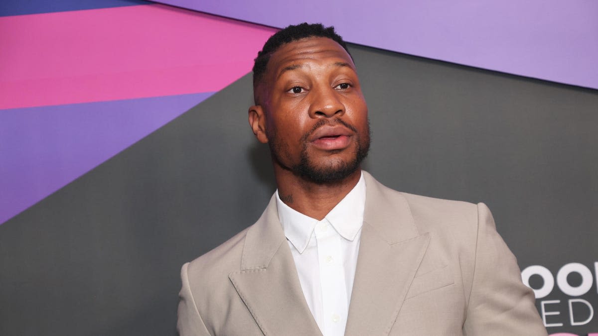 Jonathan Majors thanks Will Smith, God, and more while picking up Perseverance Award