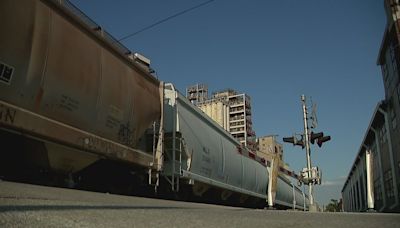 'It's terrifying' | Residents in Houston's East End concerned over hours-long train blockage