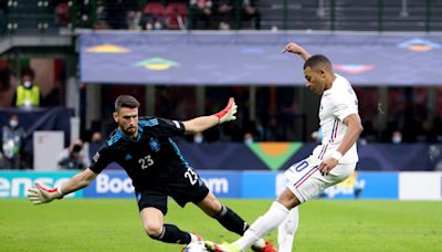 Mbappé versus Unai con Jenni al fondo