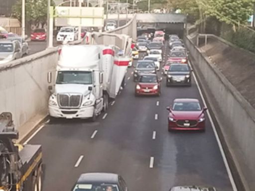 Tráiler se atora en bajo puente de Viaducto; remolque con 22 toneladas de arena para gato quedó destruido | El Universal