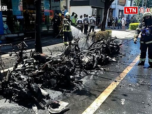 高市路邊停放機車莫名起火大火狂燒 8機車1汽車慘成骨架（民眾提供） - 自由電子報影音頻道