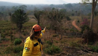 Bolivia emite un alerta sanitaria y se suspenden vuelos en algunos aeropuertos por los feroces incendios