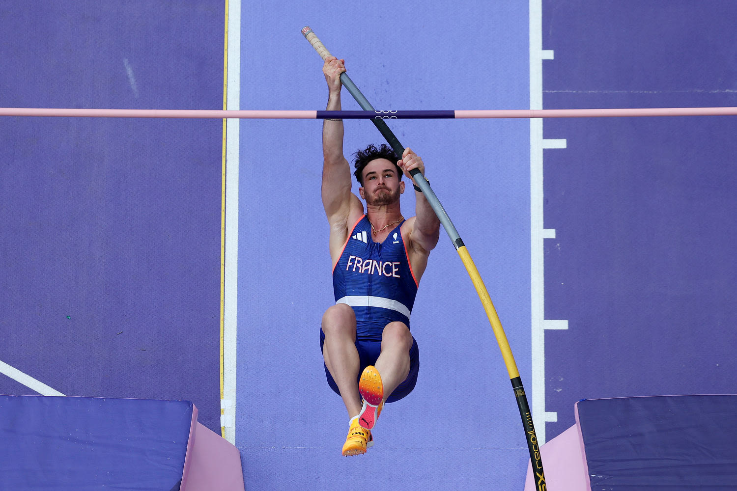 What happened with the French pole vaulter? Expert breaks down viral miss