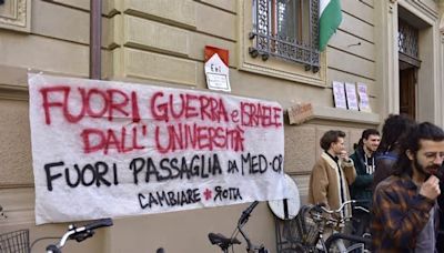 Roma, perché gli studenti dell'Università La Sapienza protestano e si scontrano con la polizia