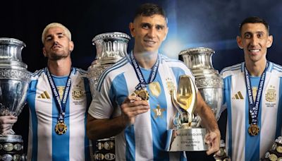 Para el recuerdo: el álbum de fotos de la selección argentina bicampeona de América en la intimidad con el trofeo