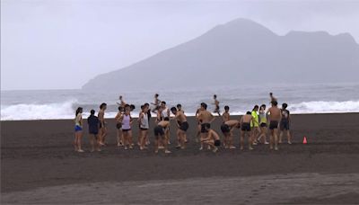 趁風雨來臨前苦練! 田徑隊移訓外澳沙灘遇颱風