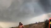 Estados Unidos | Un cazador de tormentas rescató a una familia de un tornado categoría cuatro: “¡Dios mío. Hay gente!”