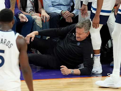 El entrenador de los Timberwolves Chris Finch se opera la rodilla tras colisión