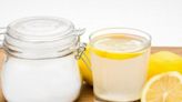 Agua con limón y bicarbonato de sodio para bajar de peso: en qué momento del día conviene tomarla