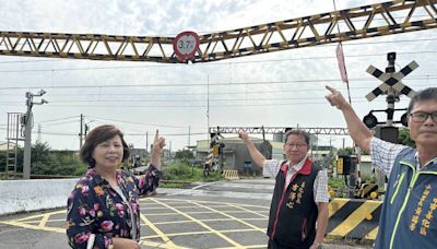 台南善化小新營平交道限高橫桿震後變M形 路過民眾心驚驚