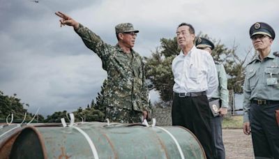 顧立雄視導淡水河防部隊 油桶入鏡藏玄機