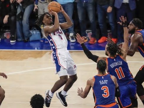 Maxey salva a 76ers de eliminación; vencen a Knicks en tiempo extra