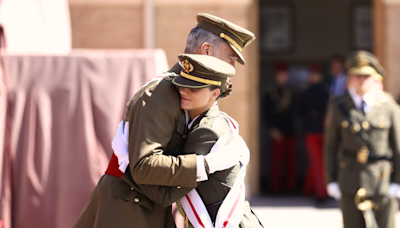 Princesa Leonor rompe protocolo: abraza al rey Felipe VI en evento militar