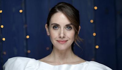 Alison Brie, el arma secreta de la comedia, prueba con el suspenso y explica cómo “manifestó” trabajar con su actriz favorita