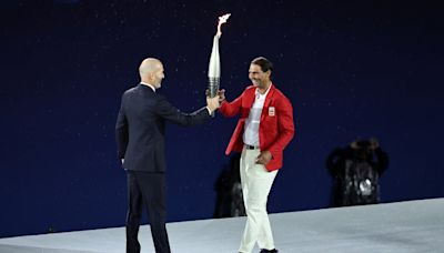 Una secuencia memorable: Rafael Nadal recibió la antorcha olímpica de Zinedine Zidane en París 2024