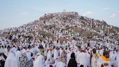 Peregrinos musulmanes se congregan en monte Arafat, Arabia Saudí, y el haj alcanza su punto álgido