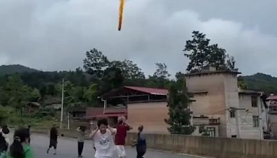 Video: un cohete espacial descontrolado cayó en una zona poblada de China | Mundo