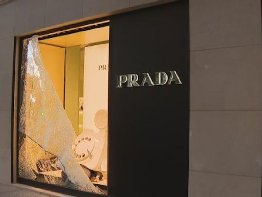 Group burglarize Prada store in Chicago's Gold Coast neighborhood