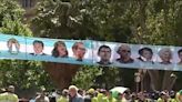 La curiosa bandera en Plaza de Mayo en la que convivían Gilda, San Martín, el Indio Solari y la Virgen de Luján