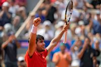 Carlos Alcaraz reaches the Olympics men s tennis singles final by beating Felix Auger-Aliassime