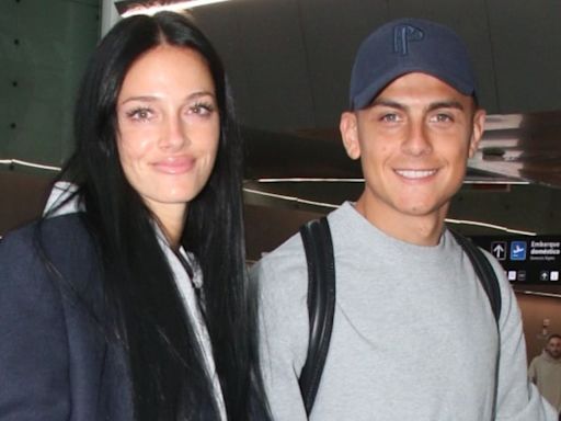 Con looks informales a juego y equipaje de lujo, Oriana Sabatini y Paulo Dybala se fueron del país