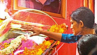 Hundreds say their last goodbyes to Arjun, the lorry driver killed in Shirur landslide