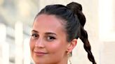 Alicia Vikander repite éxito con las trenzas, el peinado fácil de invitada que resta años